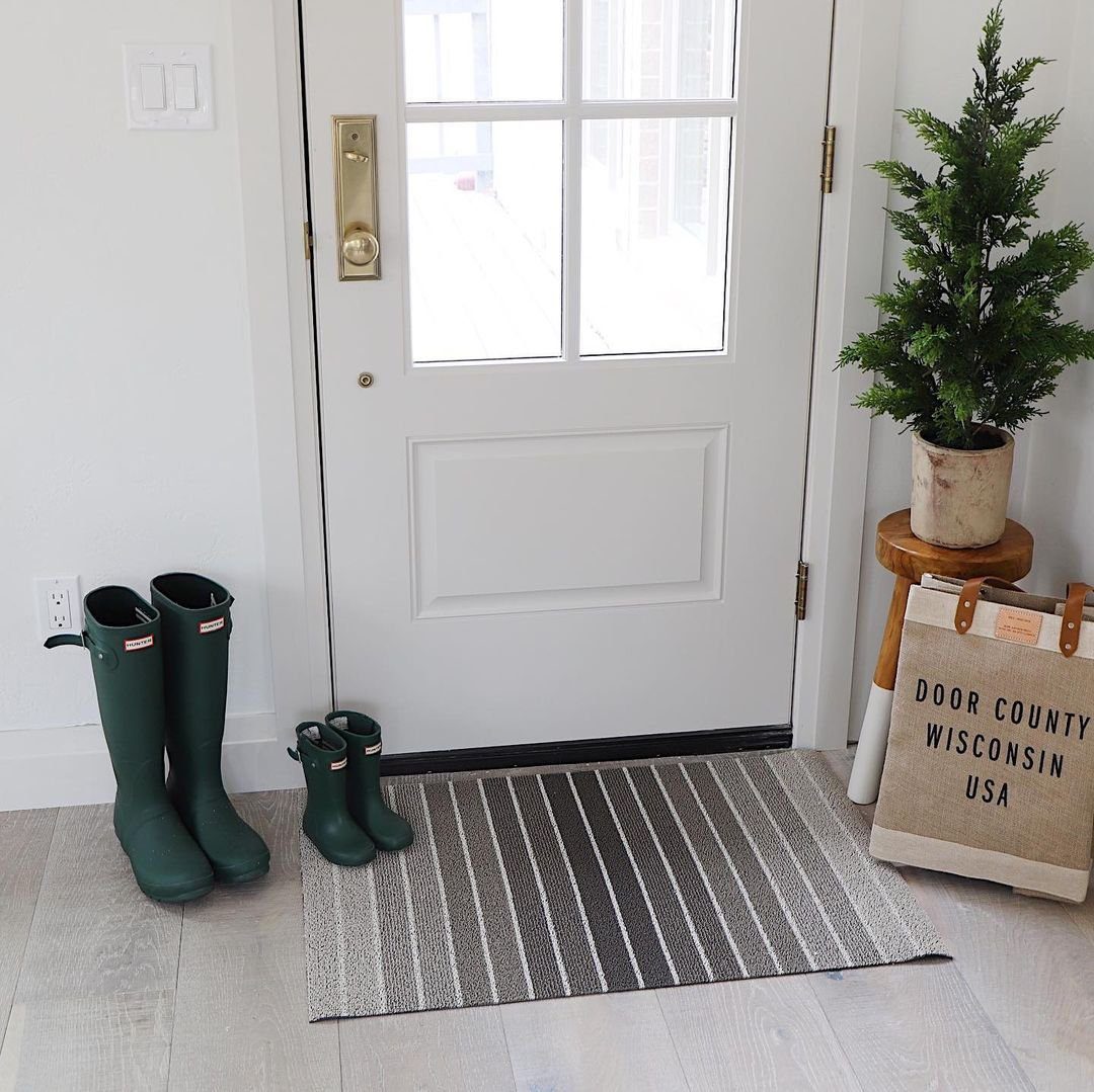 40 Mind-Blowing Door Trim Ideas for 2025 37 Welcoming Contrast
