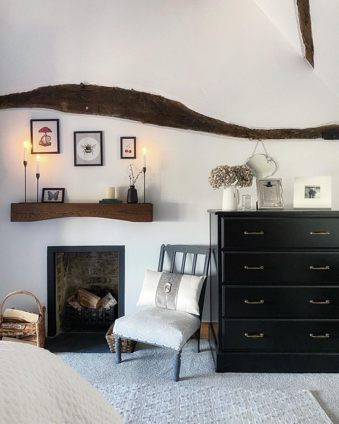 Dreamy Cottagecore Living Rooms That Stun in 2025 13 Minimalist Cottagecore with Modern Twists