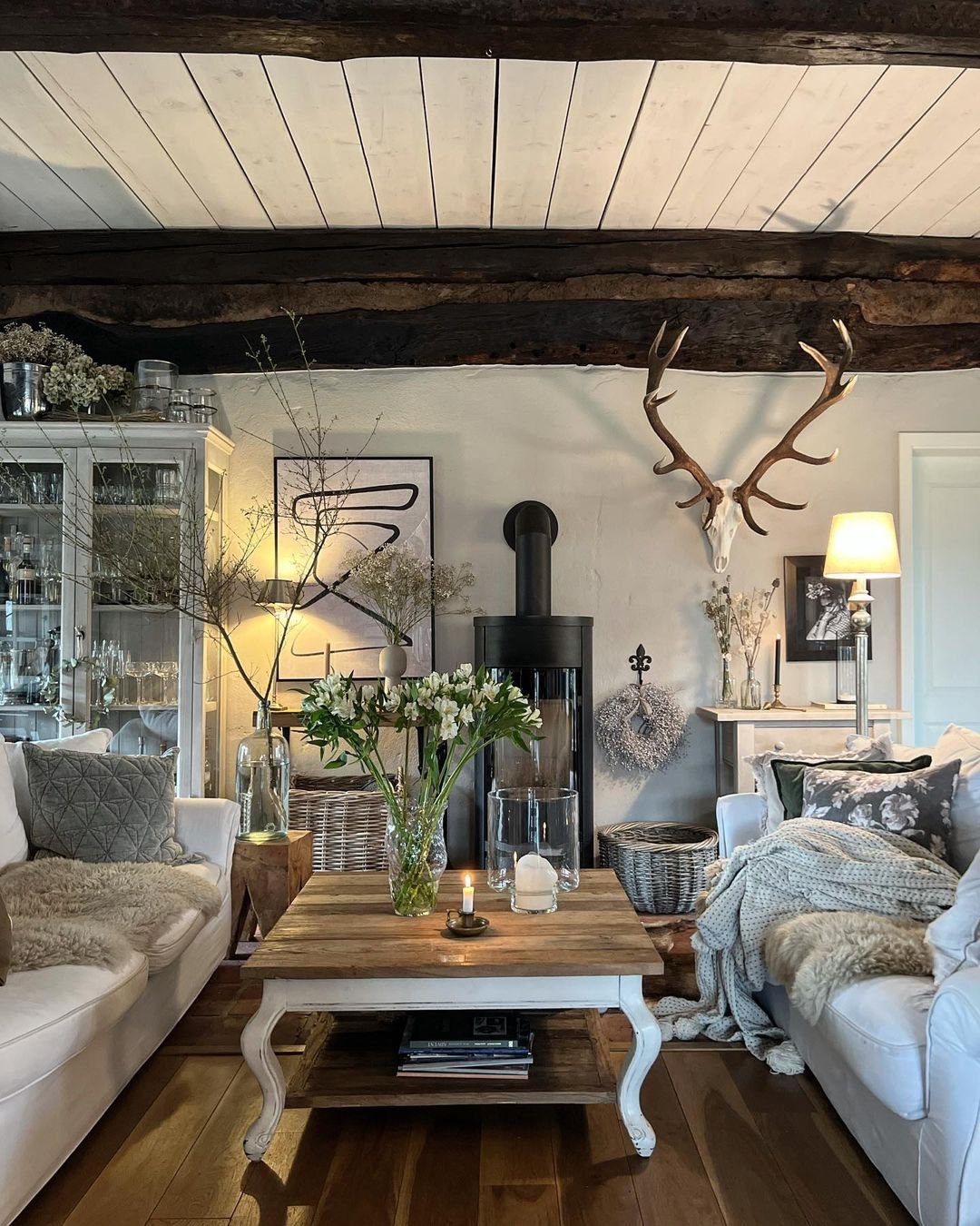 Dreamy Cottagecore Living Rooms That Stun in 2025 17 Understated Elegance in a Cottagecore Setting