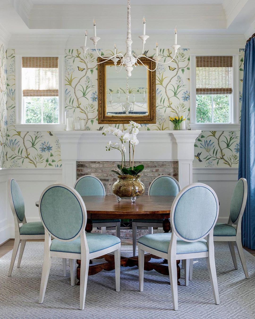 Stunning Mirrors That Transform Dining Rooms in 2025 6 Charming Dining Room with Gilded Mirror