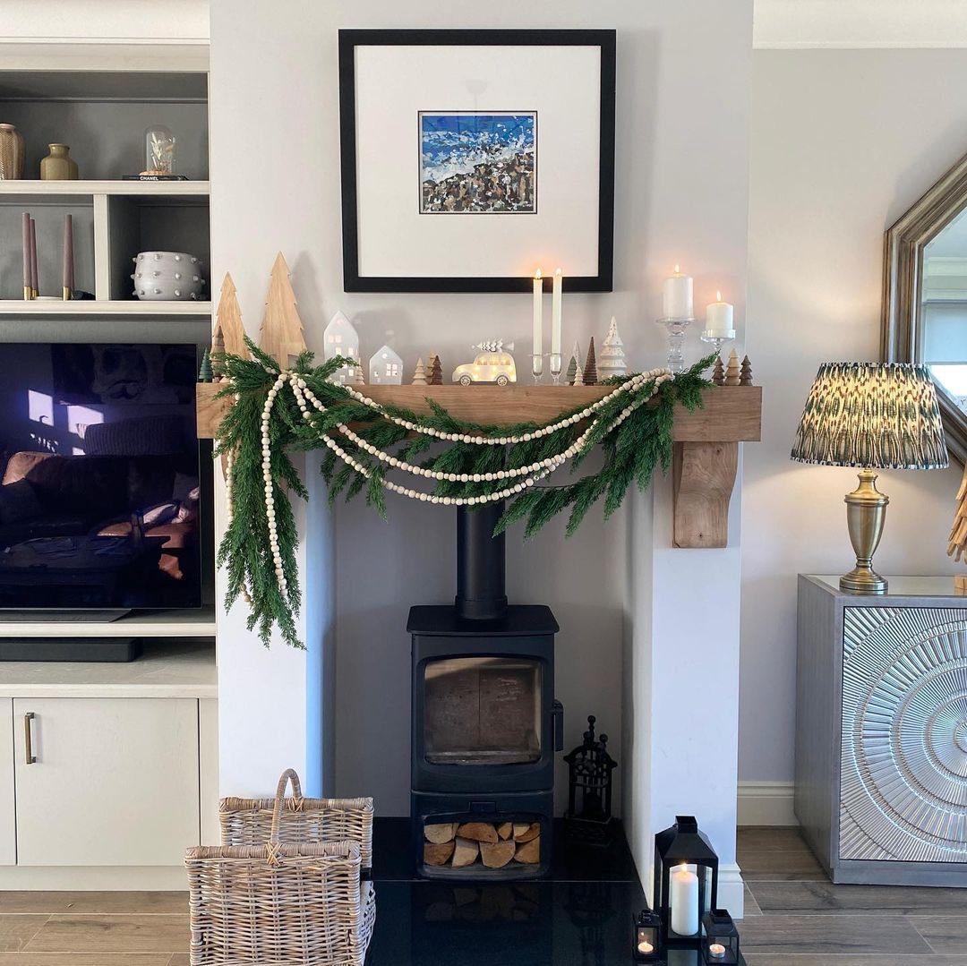 25 Jaw-Dropping Christmas Mantle Garlands for 2025 9 Woodland Simplicity