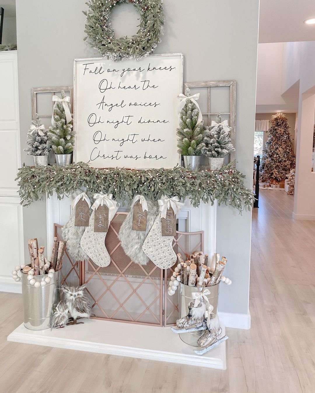 25 Jaw-Dropping Christmas Mantle Garlands for 2025 12 Soft Neutrals & Christmas Cheer