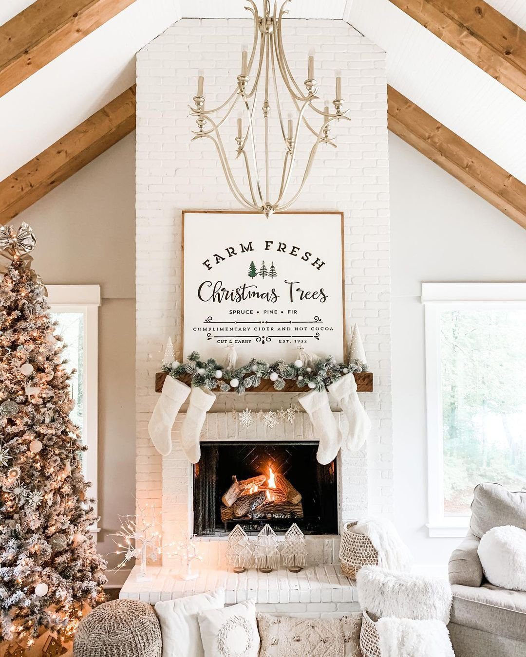 25 Jaw-Dropping Christmas Mantle Garlands for 2025 16 Farmhouse Cozy and White Christmas