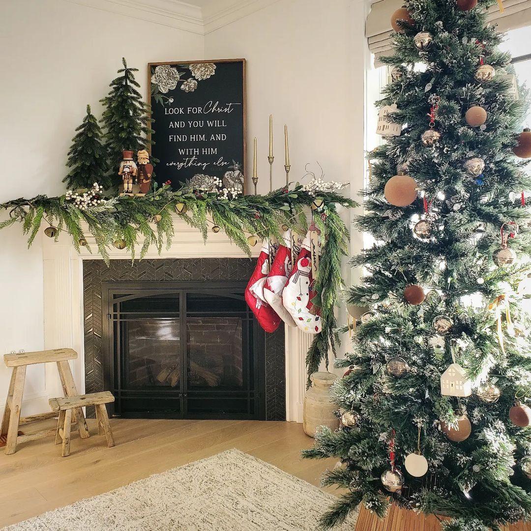 25 Jaw-Dropping Christmas Mantle Garlands for 2025 20 Classic Greenery and Holiday Spirit
