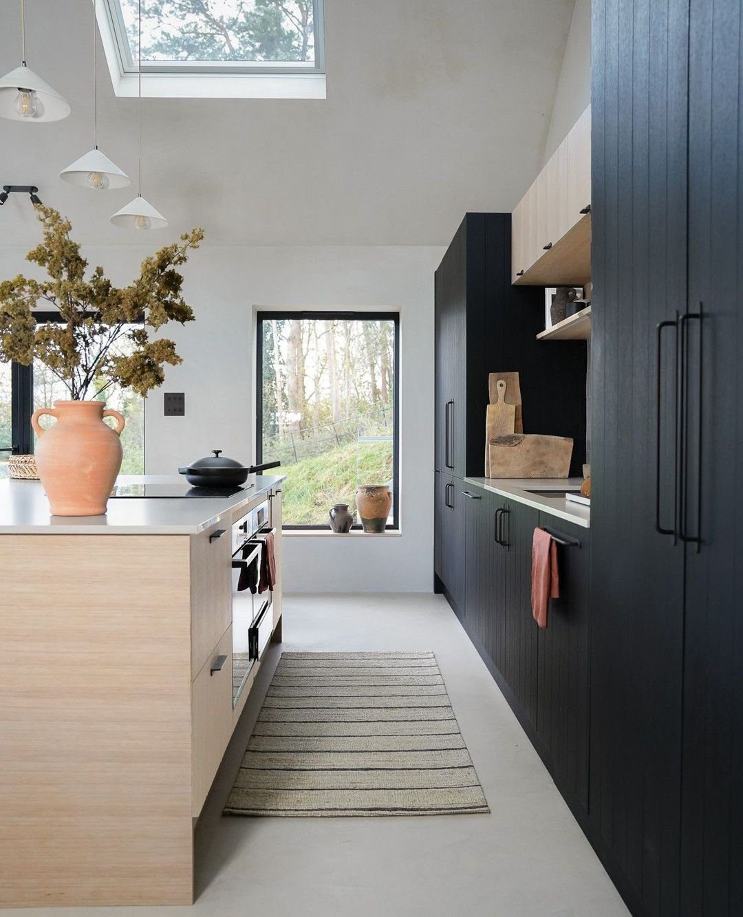 20 Jaw-Dropping Black & Oak Kitchens for 2025 9 Earthy Minimalism: Black and Oak Contrast