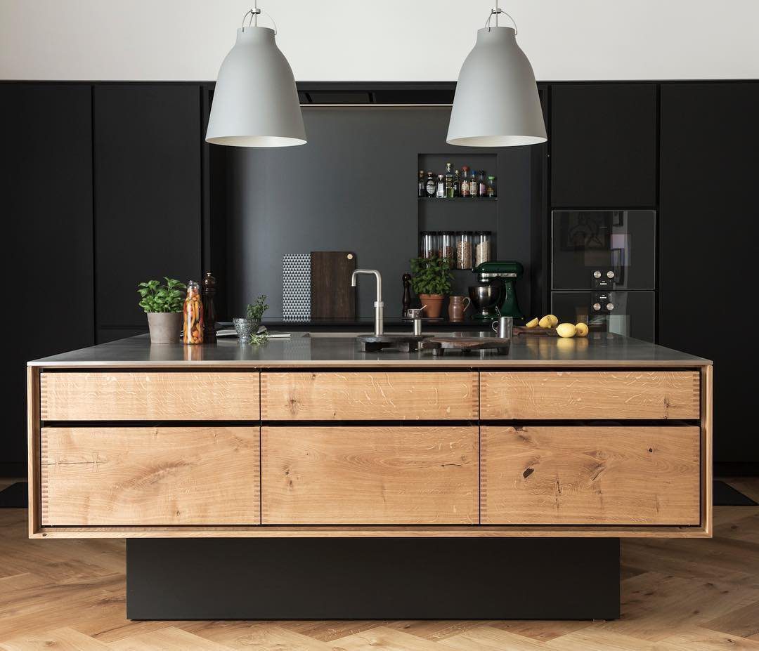 20 Jaw-Dropping Black & Oak Kitchens for 2025 16 16. Modern Edge: Black and Oak Contrast