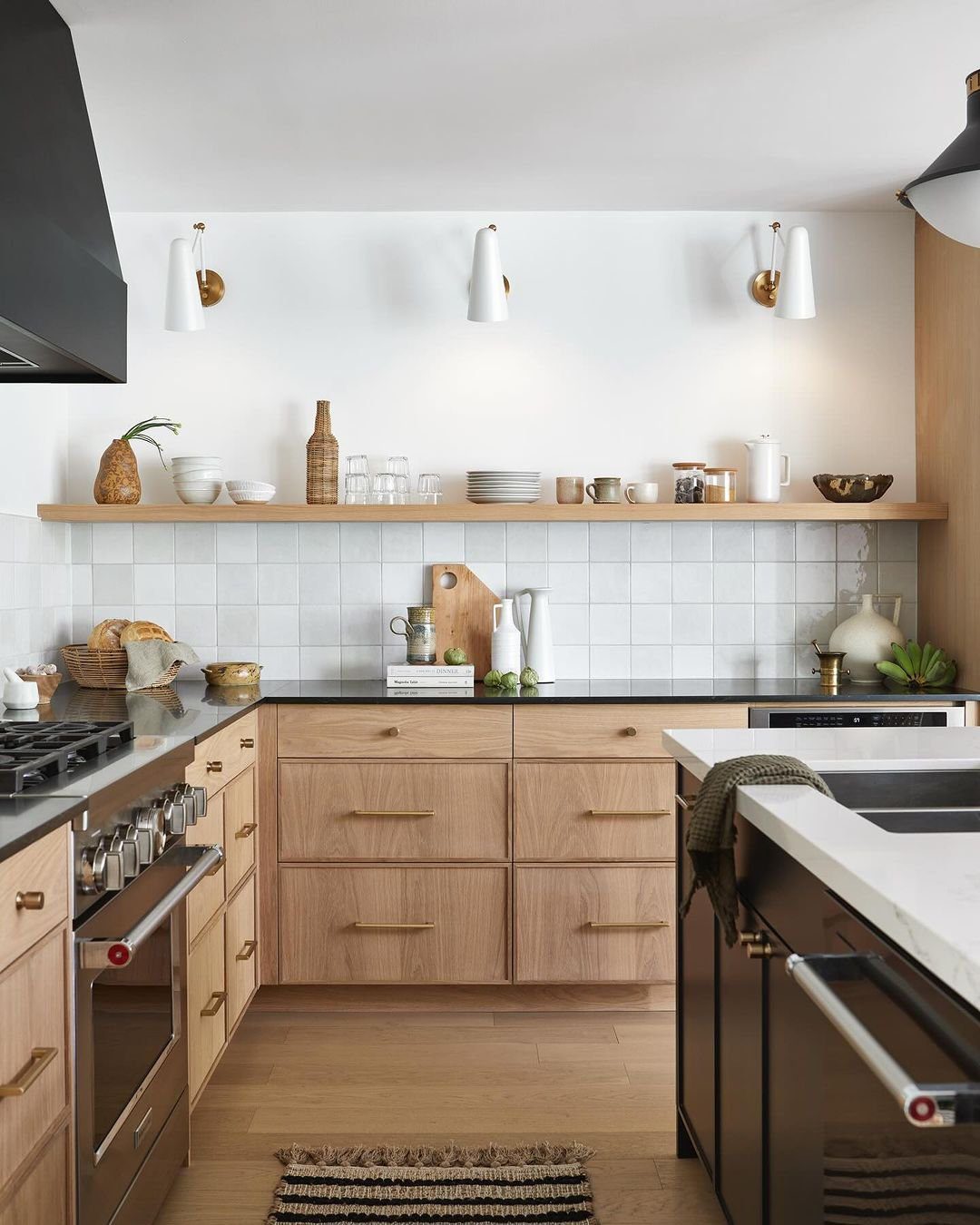 20 Jaw-Dropping Black & Oak Kitchens for 2025 2 Simple Chic: Black and Oak Harmony