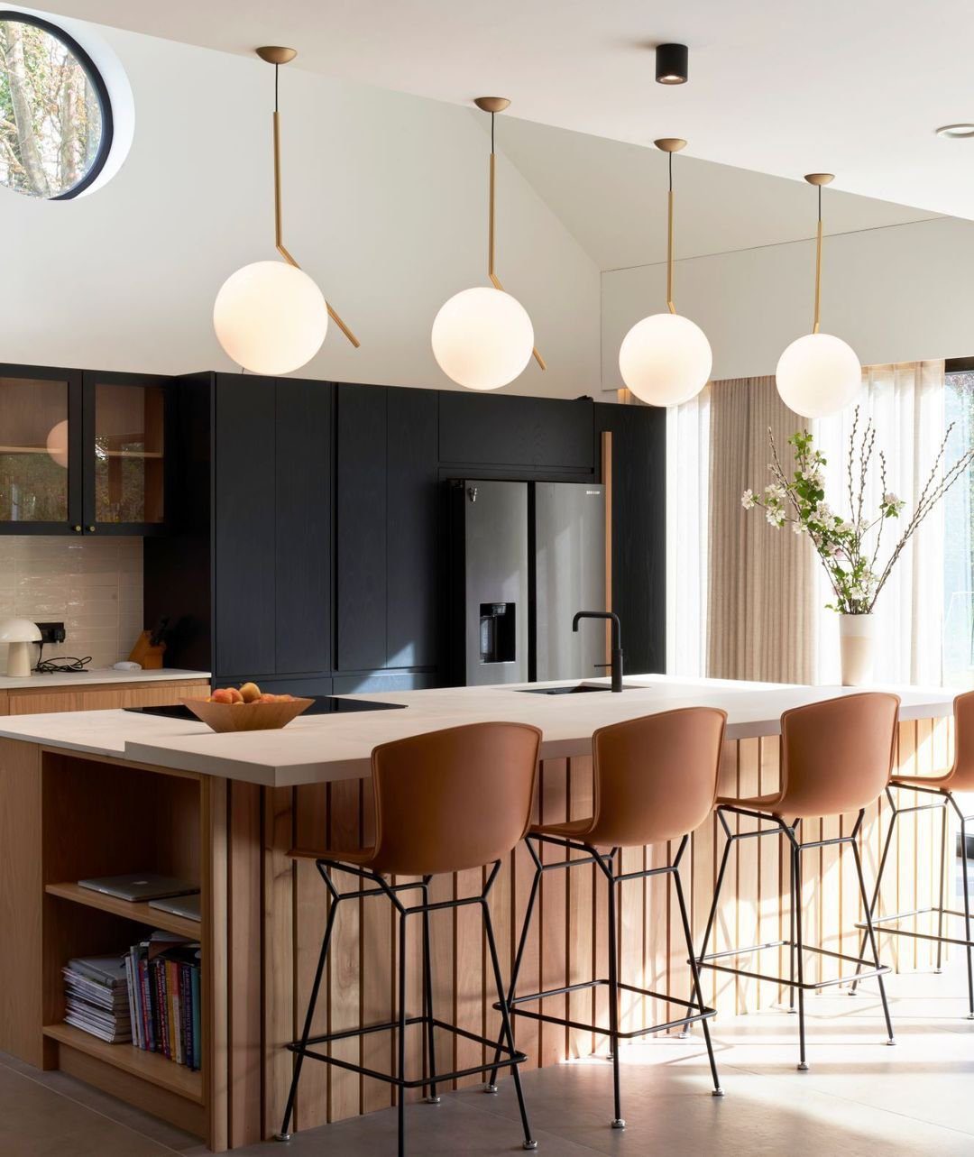 20 Jaw-Dropping Black & Oak Kitchens for 2025 4 Sleek and Sculptural: Modern Warmth
