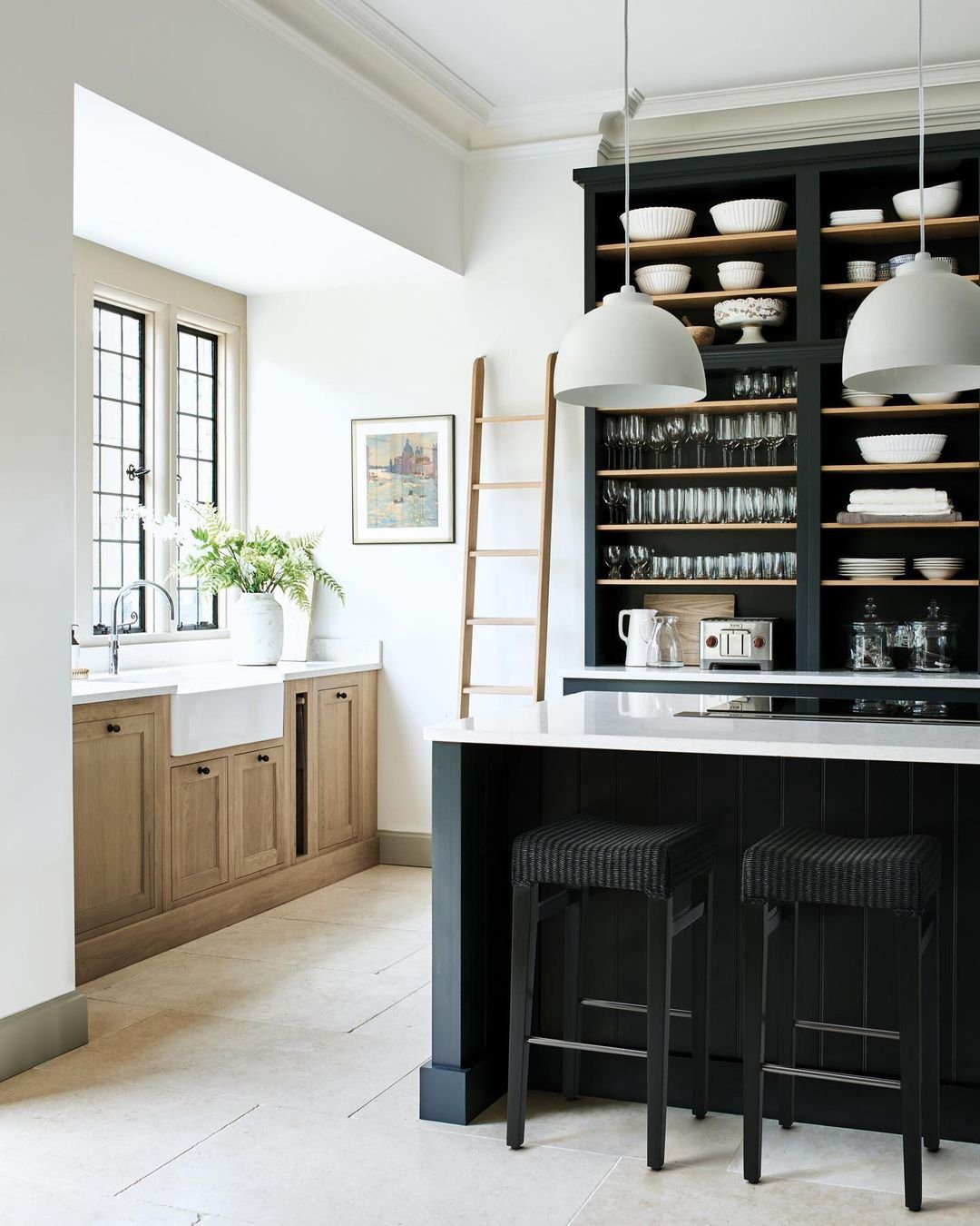20 Jaw-Dropping Black & Oak Kitchens for 2025 5 Classic Charm: Oak and Black Elegance