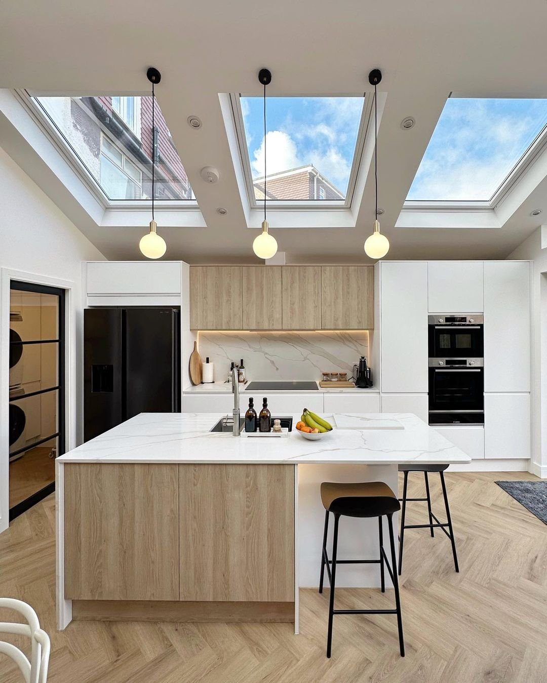 20 Jaw-Dropping Black & Oak Kitchens for 2025 6 Skylit Simplicity: Bright and Natural