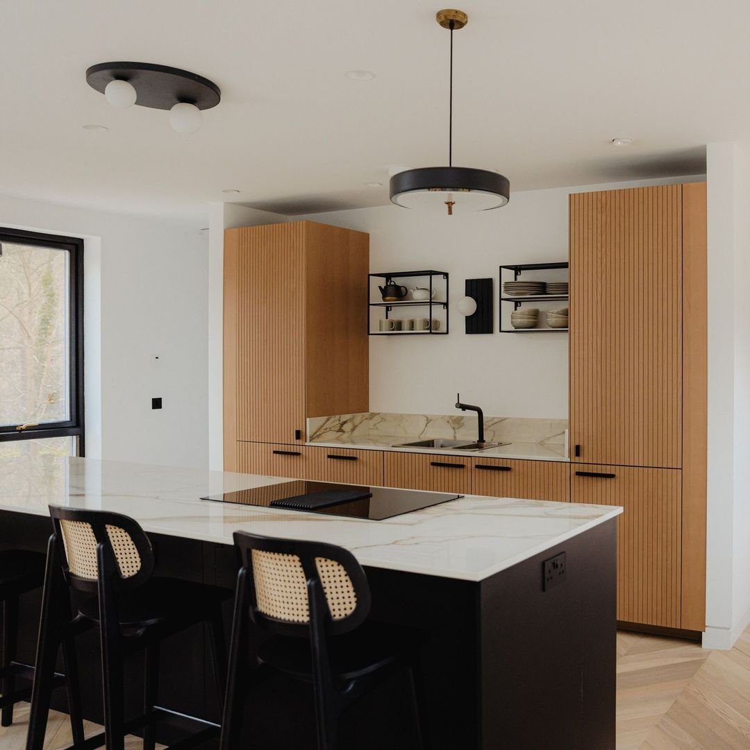 20 Jaw-Dropping Black & Oak Kitchens for 2025 7 Minimalist Marvel: Black and Wood Balance