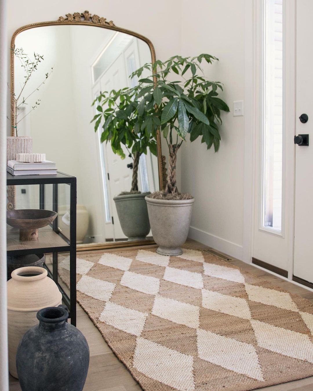 Stunning Entryway Rugs That Wow in 2025 7 Neutral Diamond-Patterned Rug