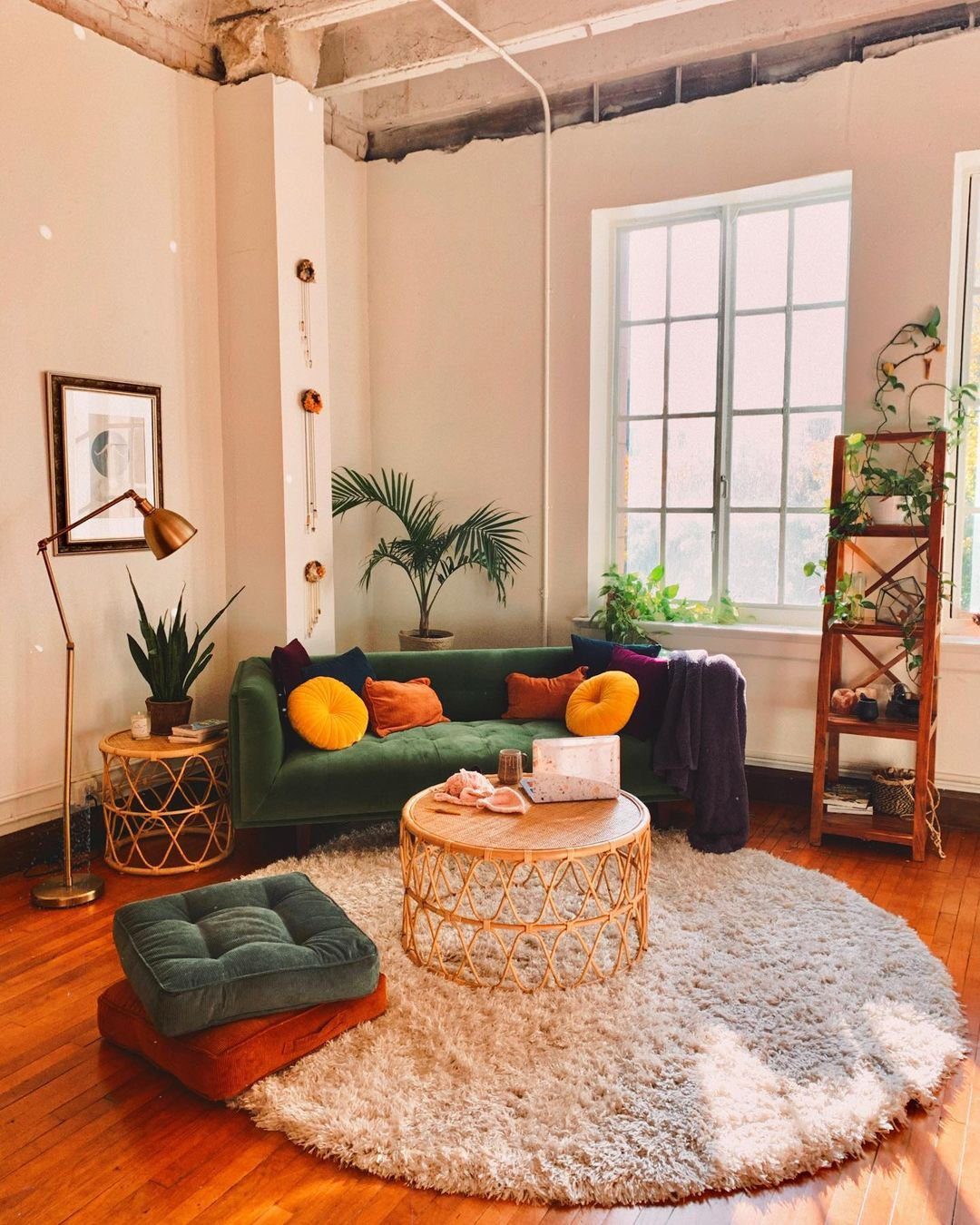 Jaw-Dropping Jewel Tone Living Rooms for 2025 1 Bold and Cosy Jewel Tones