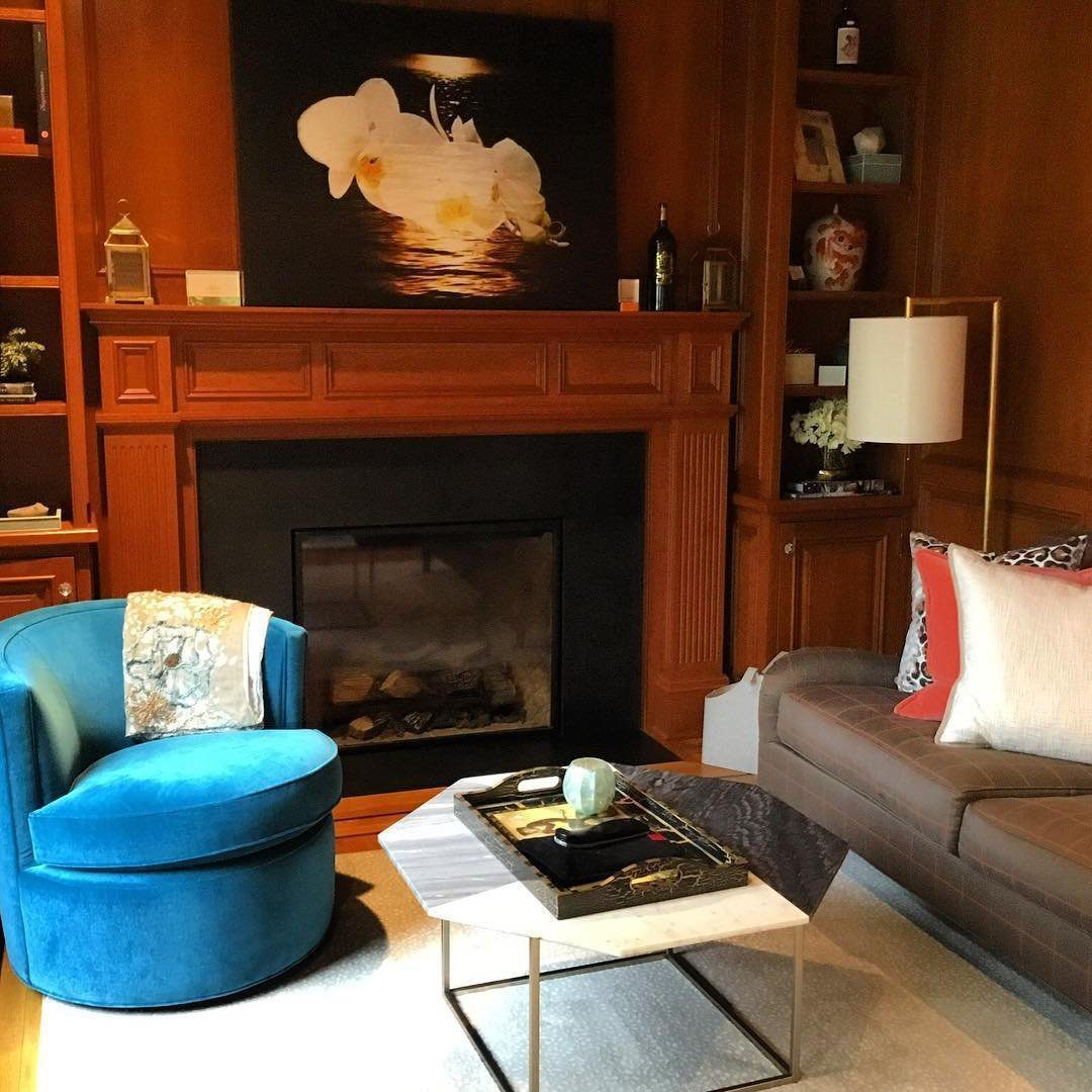 Jaw-Dropping Jewel Tone Living Rooms for 2025 22 Rich Warmth with Jewel Accents