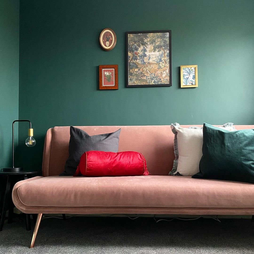 Jaw-Dropping Jewel Tone Living Rooms for 2025 24 Elegant Simplicity in Jewel Tones