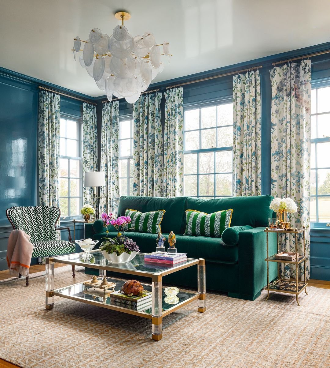 Jaw-Dropping Jewel Tone Living Rooms for 2025 7 Elegant Jewel-Toned Serenity