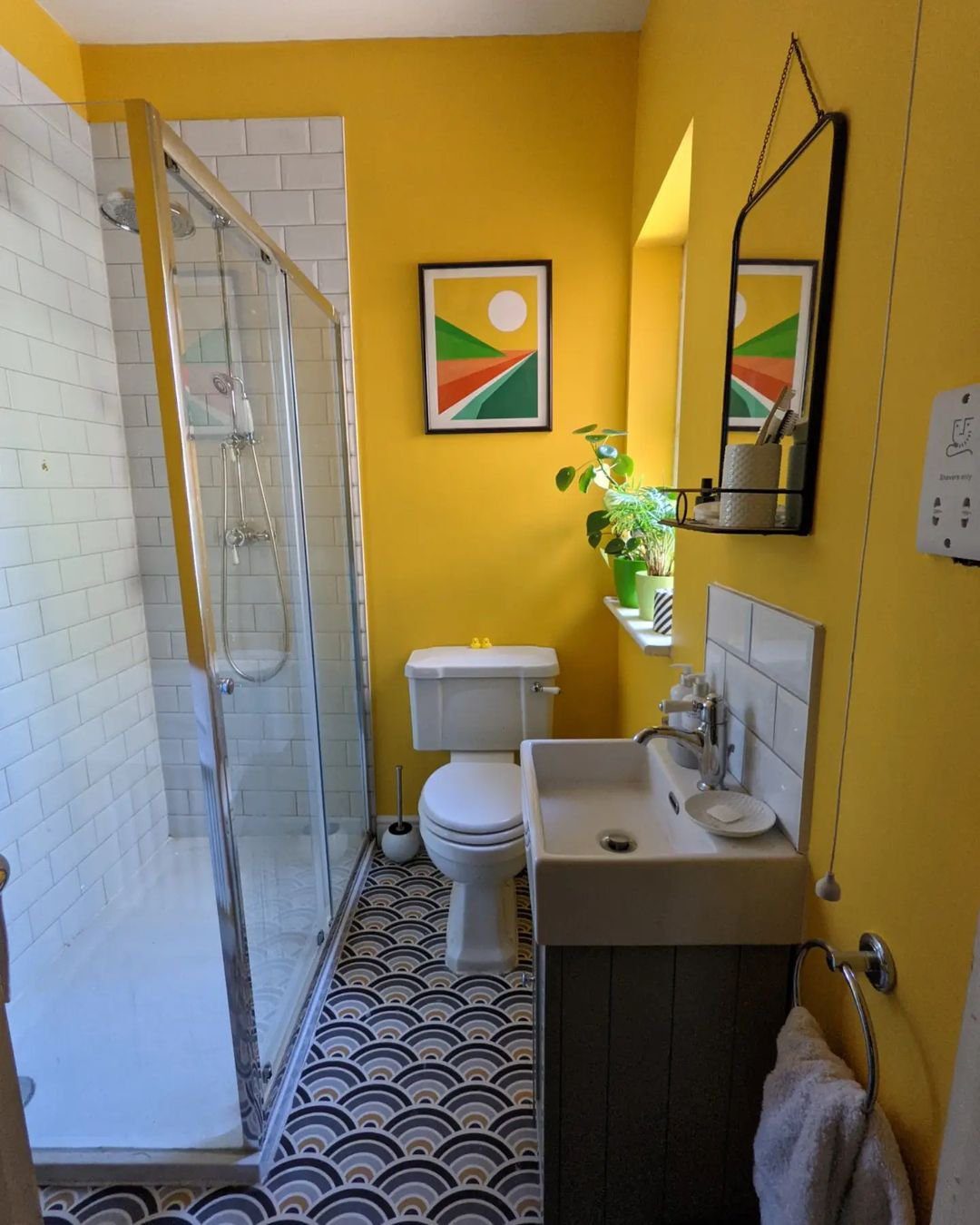 Jaw-Dropping Yellow Bathroom Designs for 2025 16 Bold Yellow With Playful Patterns