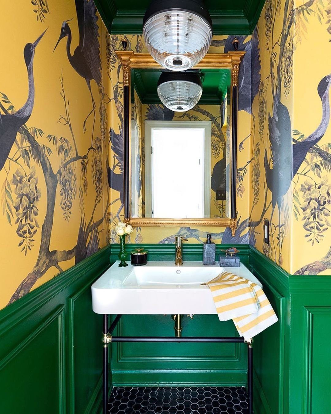 Jaw-Dropping Yellow Bathroom Designs for 2025 20 Opulent Yellow With Rich Contrasts