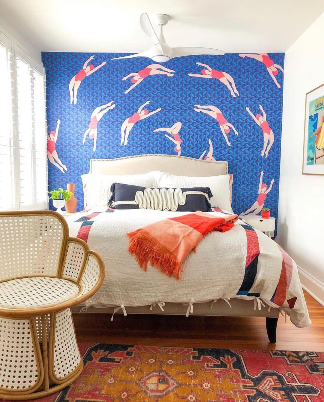 How To Organize A Small Bedroom In Limited Time