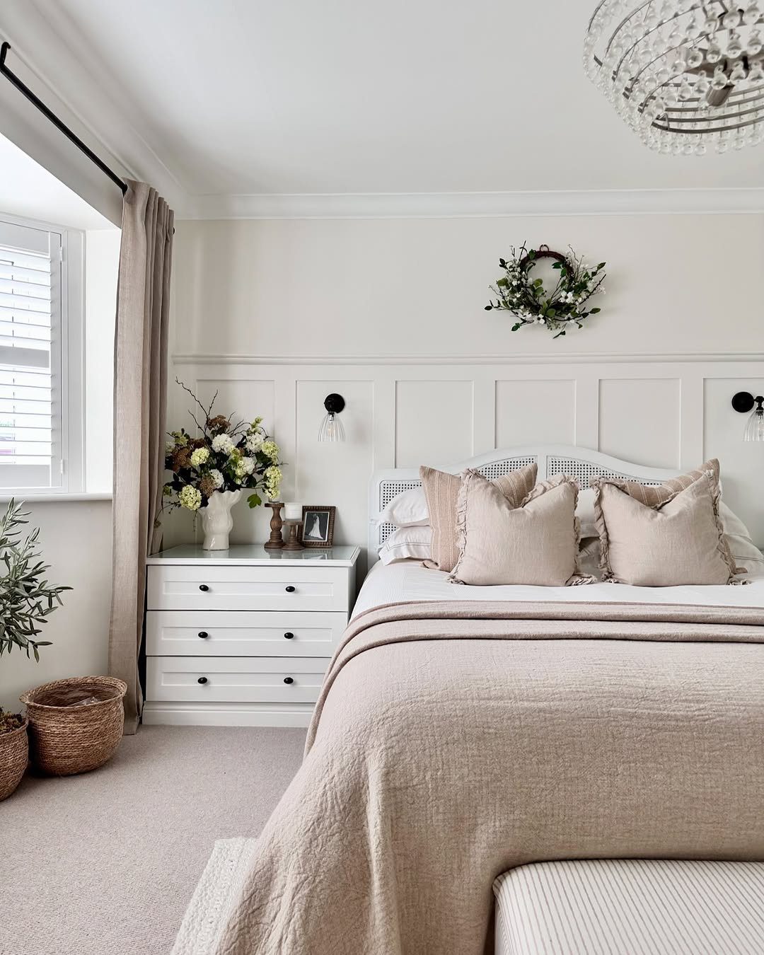 Dreamy Beige Bedrooms That Stun in 2025 16 word image 39956 17