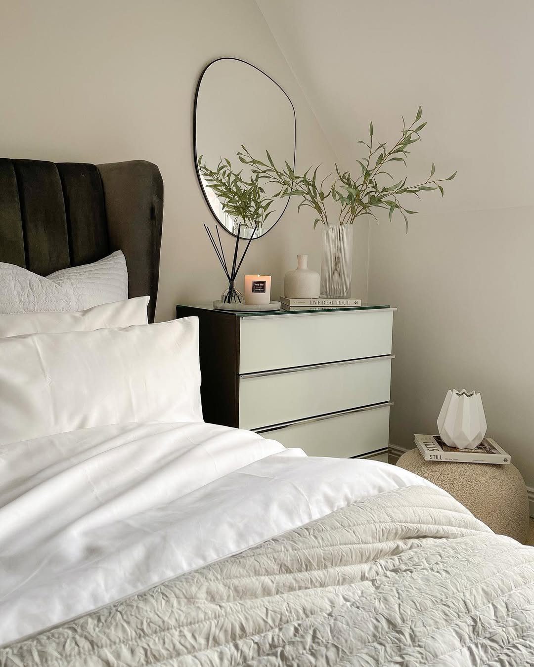 Dreamy Bedroom Corners That'll Make You Swoon in 2025 23 word image 40372 24