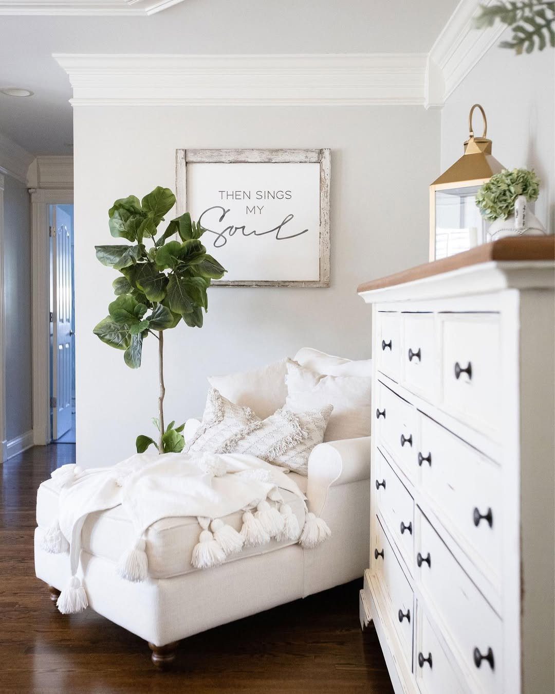 Dreamy Bedroom Corners That'll Make You Swoon in 2025 25 word image 40372 26