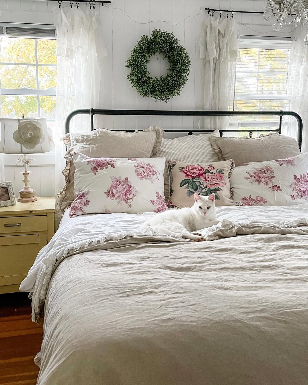 Dreamy Country Bedrooms: 20 Timeless Ideas for 2025 17 word image 40375 18
