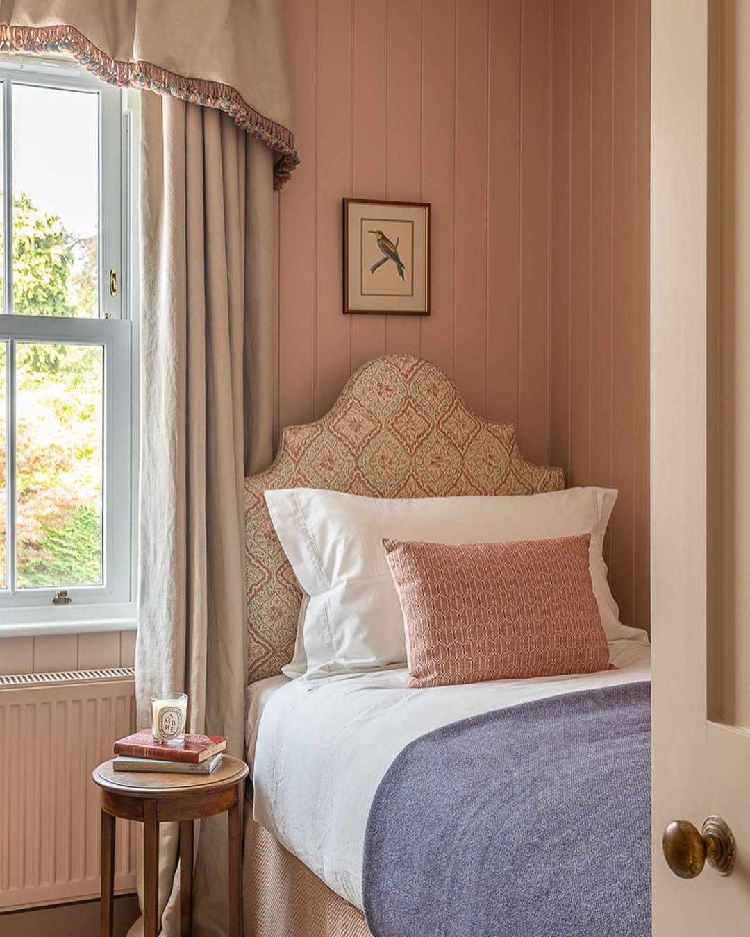 Dreamy Country Bedrooms: 20 Timeless Ideas for 2025 20 word image 40375 21