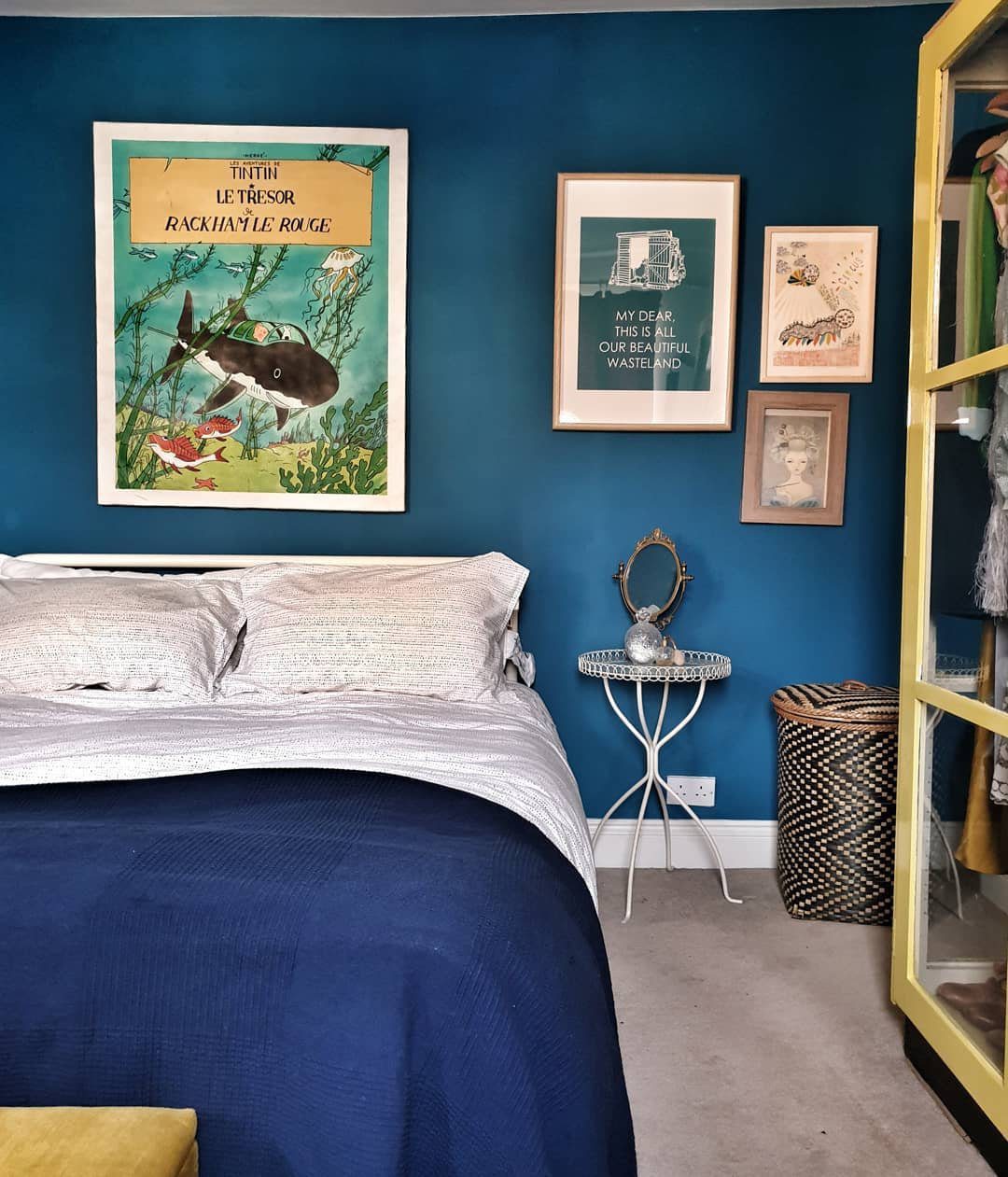 Jaw-Dropping Teal Bedrooms That Stun in 2025! 19 Teal Backdrop For Eclectic Art