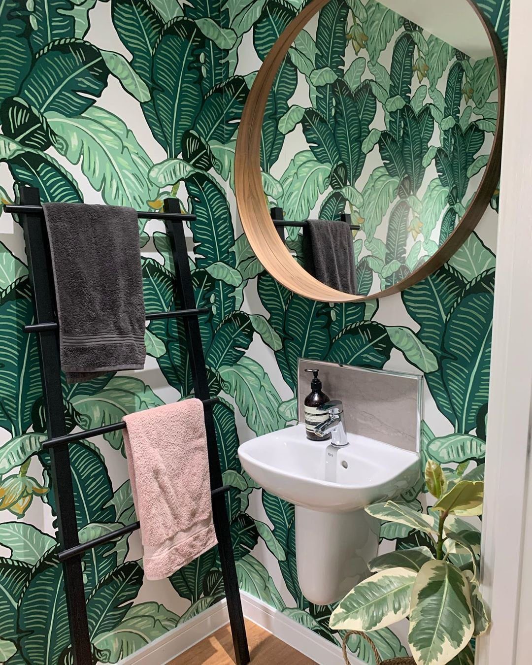 Jaw-Dropping Tropical Bathrooms You Need in 2025 20 Tropical Boldness In A Small Space