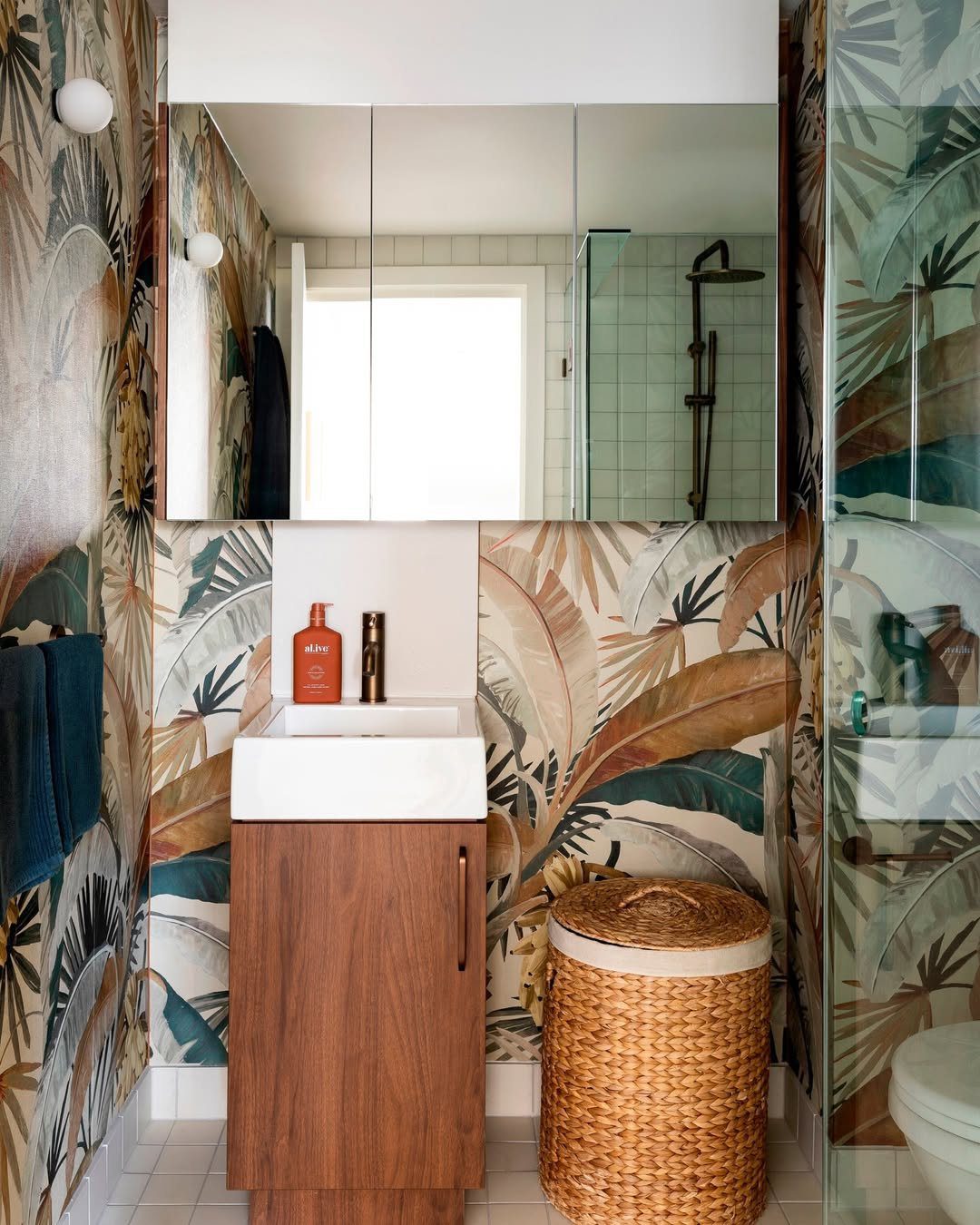 Jaw-Dropping Tropical Bathrooms You Need in 2025 25 Earthy Elegance With Tropical Flair