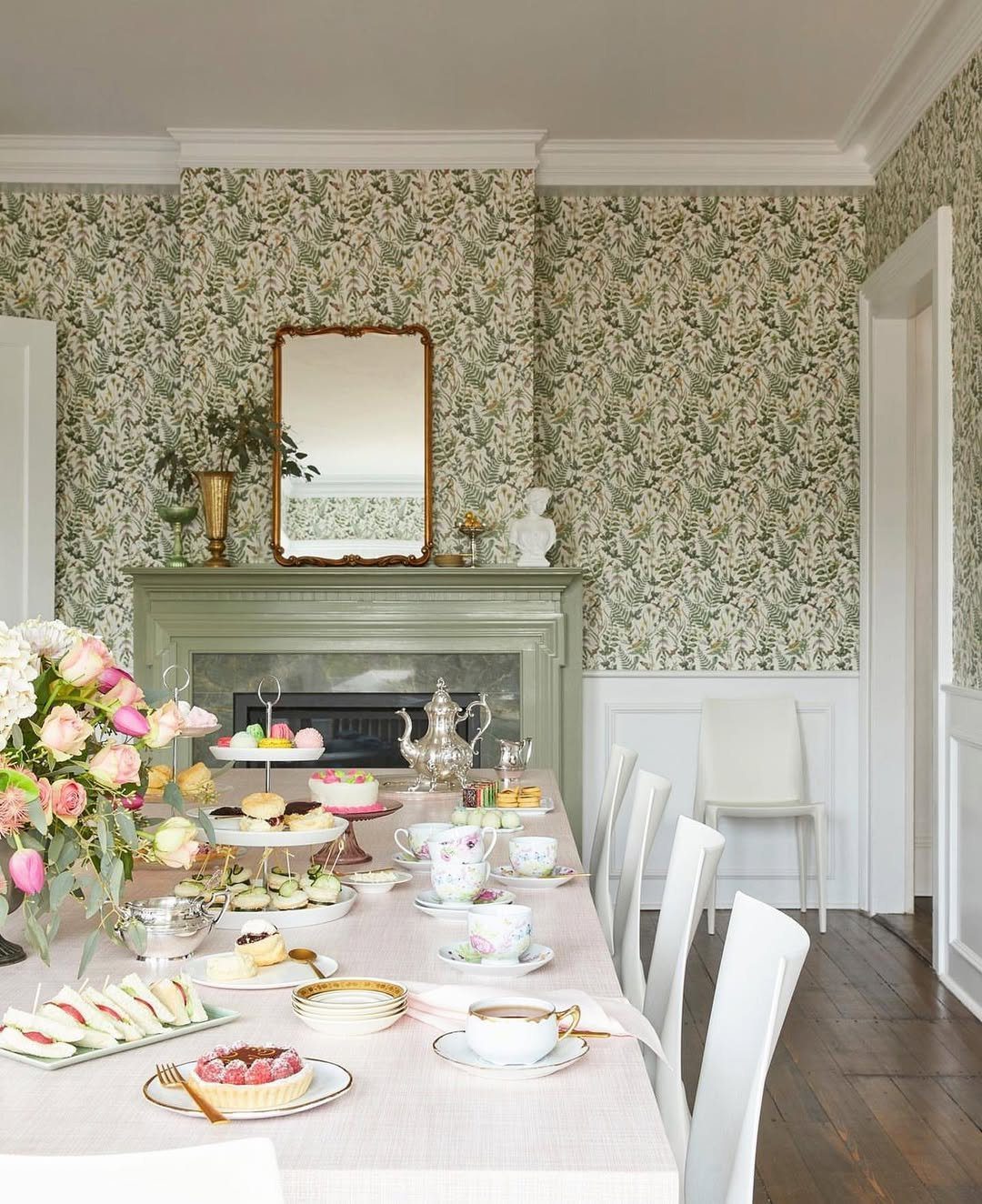 25 Stunning Dining Room Wallpapers That Scream Luxury 2025 14 14. Botanical Wallpaper For A Charming And Cozy Dining Room