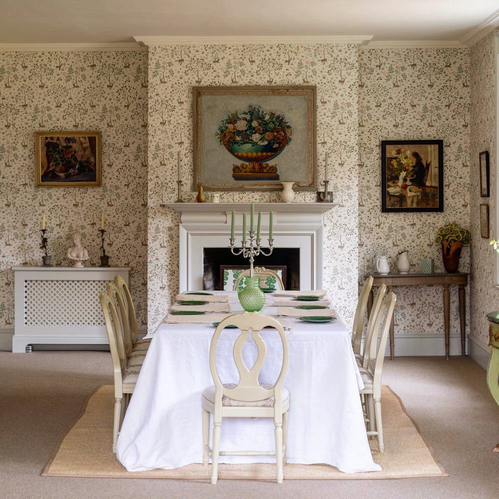 25 Stunning Dining Room Wallpapers That Scream Luxury 2025 23 Delicate Floral Wallpaper For A Cozy Dining Room
