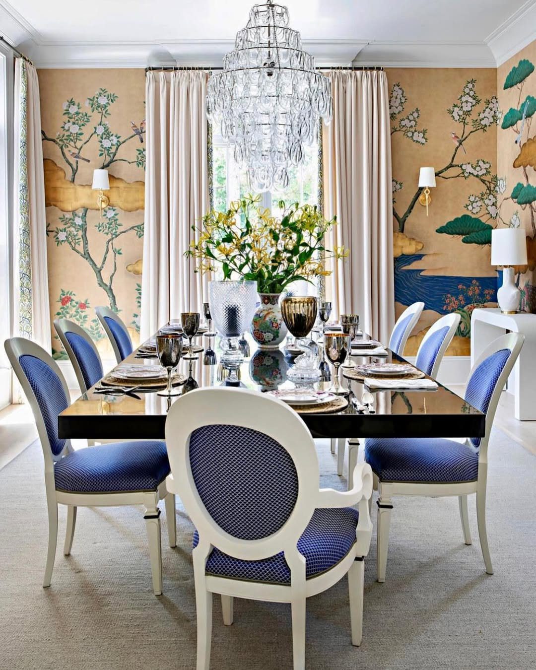 25 Stunning Dining Room Wallpapers That Scream Luxury 2025 8 Chinoiserie Wallpaper For An Artistic Dining Room