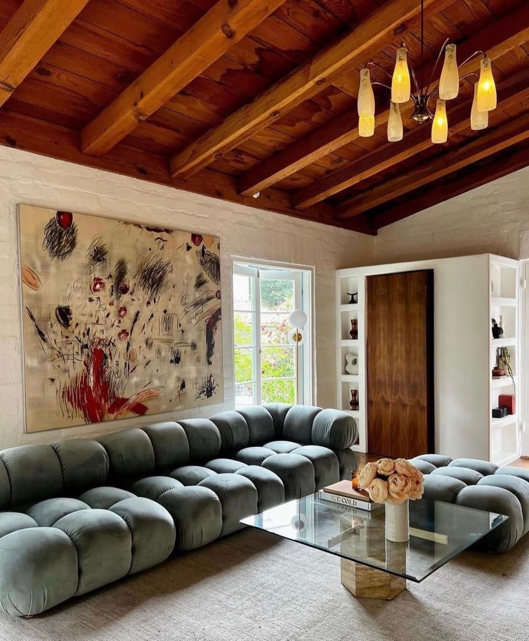 Jaw-Dropping Mid Century Living Rooms for 2025 12 Cozy Textures And Bold Mid-Century Statements