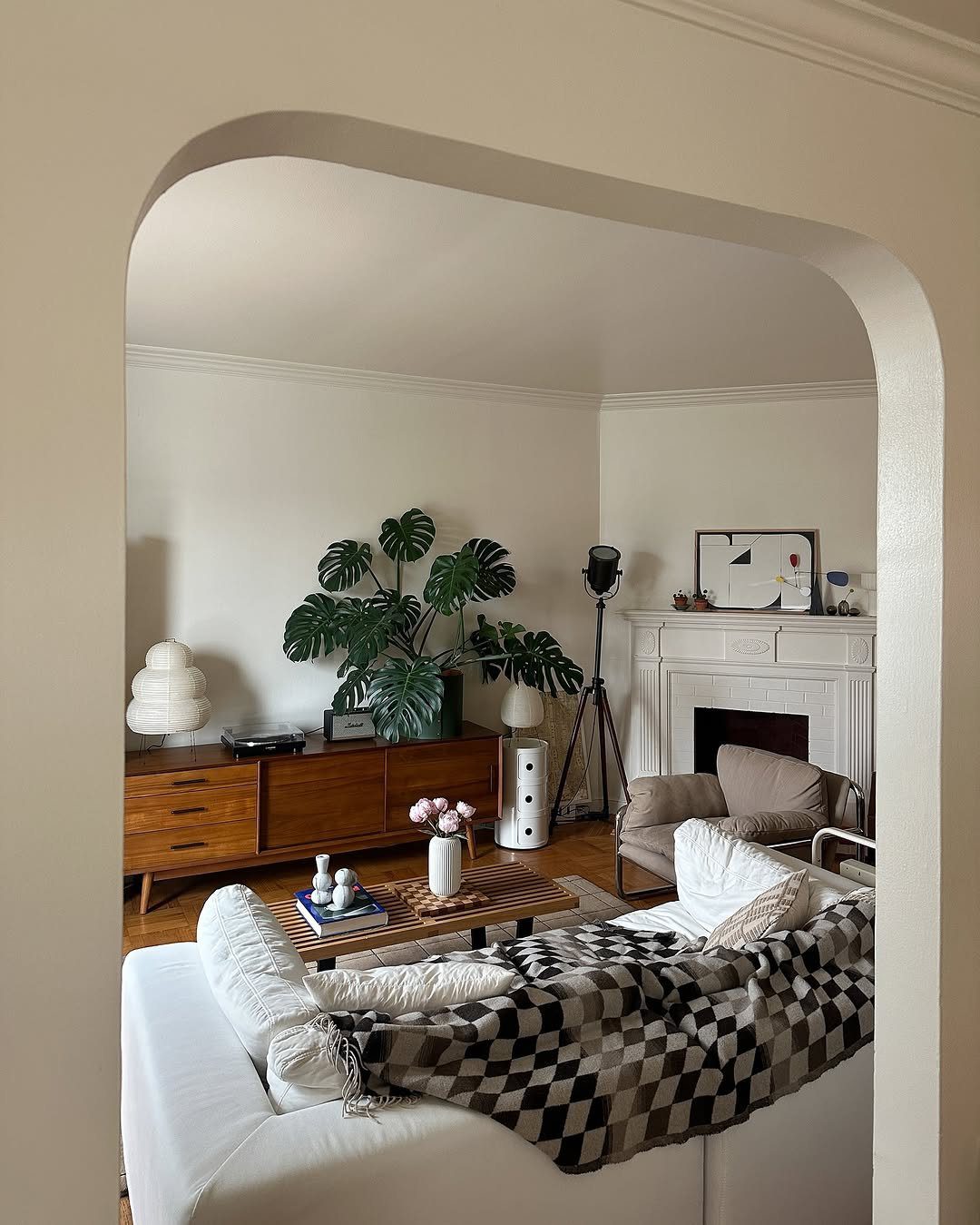 Jaw-Dropping Mid Century Living Rooms for 2025 24 word image 42083 24