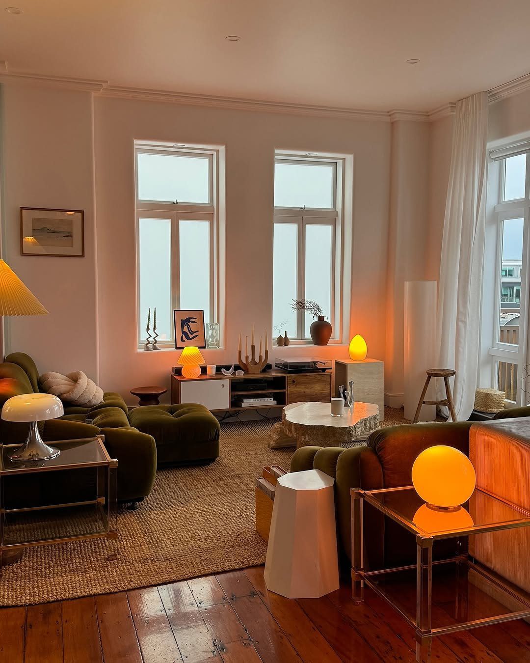 Jaw-Dropping Mid Century Living Rooms for 2025 5 Moody Lighting And Retro Mid-Century Charm