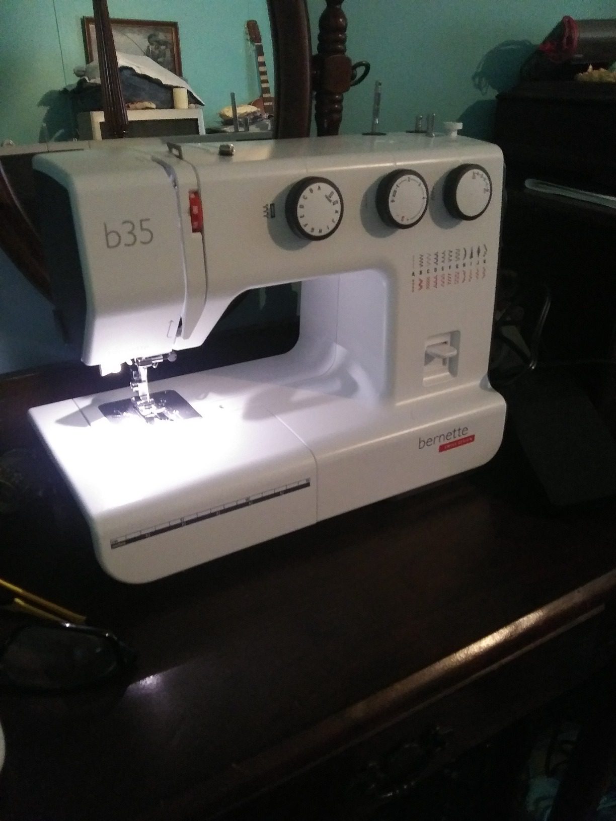 Bernette B35 Sewing Machine Swiss Design with 23 Stitches, 7 Presser Feet, Automatic Buttonhole, Quilting, Heavy-Duty Build, LED Light, Portable - Customer Photo 1