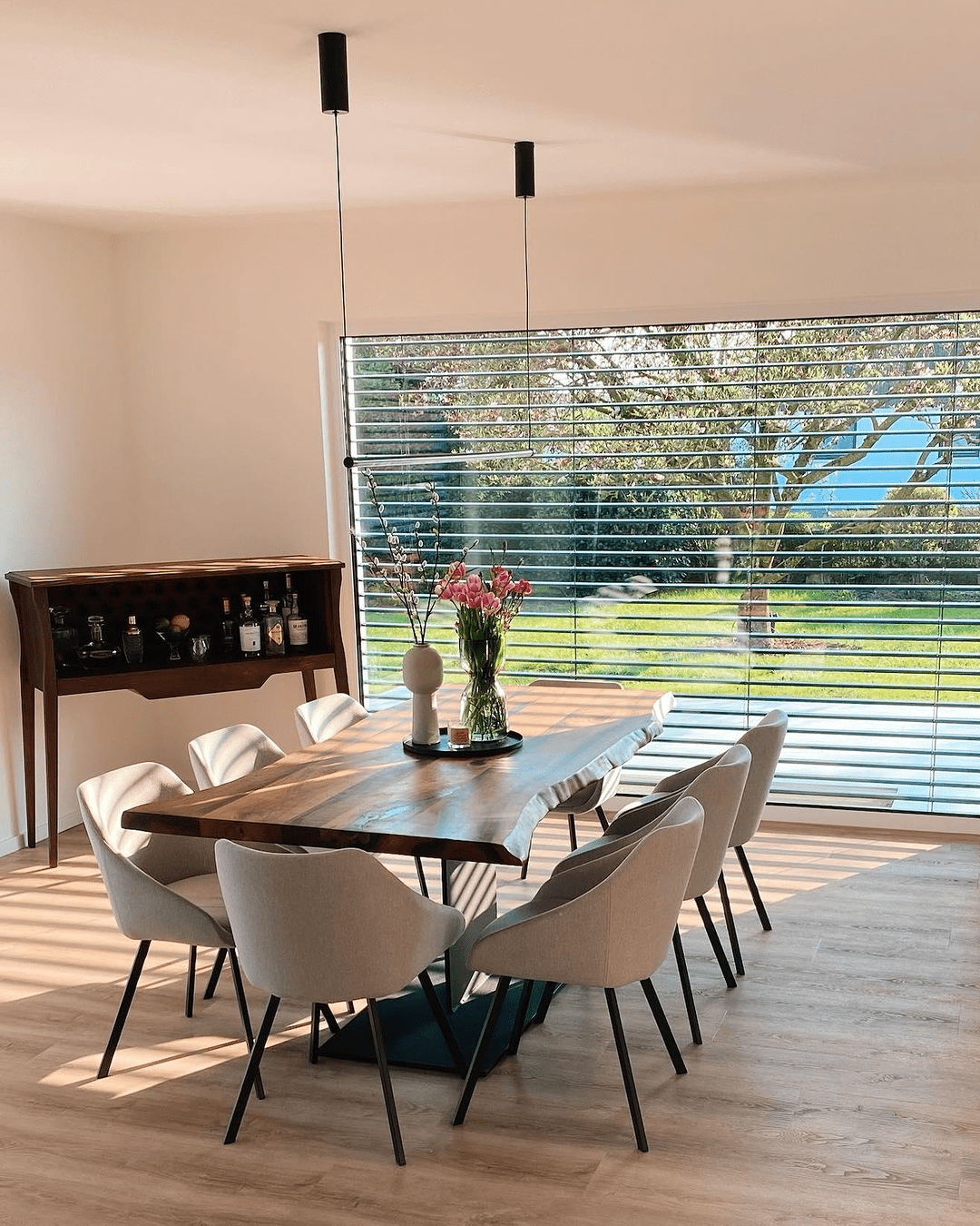 Sunlit Minimalism With Organic Warmth