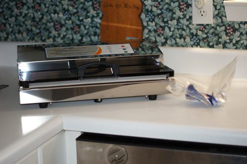Weston Brands Vacuum Sealer Machine for Food Preservation & Sous Vide, Extra-Wide 5mm Bar for Sealing Bags up to 16