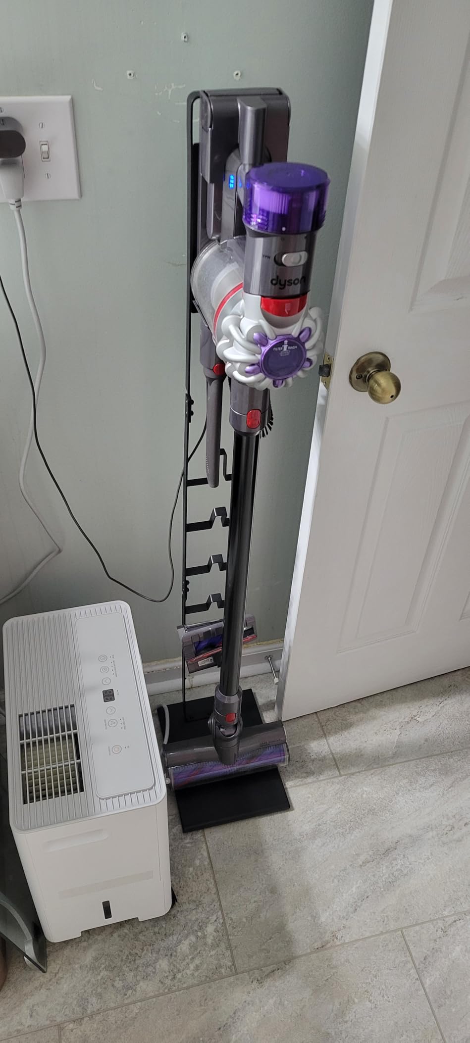 Dyson V8 Plus Cordless Vacuum, Silver/Nickel - Customer Photo 3