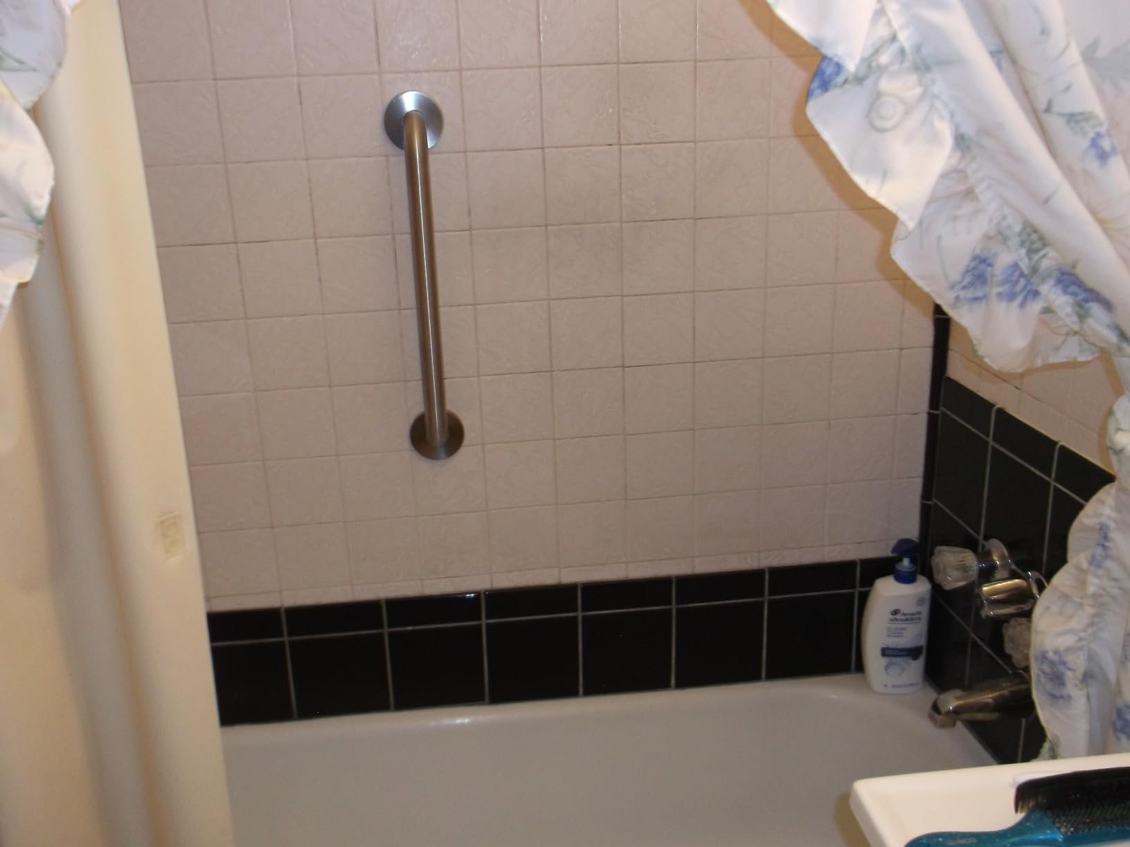 Moen Home Care Bathroom Safety 24 Inch Stainless Steel Handicap Grab Bar for Bathtub and Shower, Heavy Duty Handle, Elderly Assistance Product with Concealed Screws, 8724 - Customer Photo 2