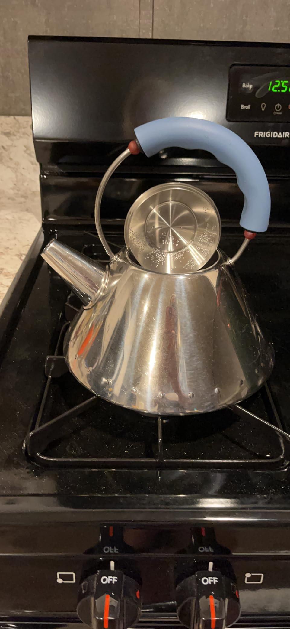 Alessi 9093 B - Design Kettle with Handle and Bird-Shaped Whistle, Stainless Steel and PA, Black - Customer Photo 2