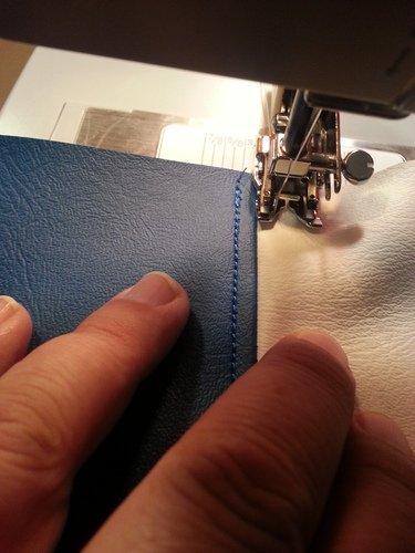 SINGER 4423 High Speed Heavy Duty Sewing Machine with Accessory Kit, 23 stitches deliver 97 applications, 50% more power for denim and canvas, 1100 stitches/min, metal frame, 1-step buttonhole customer photo 1