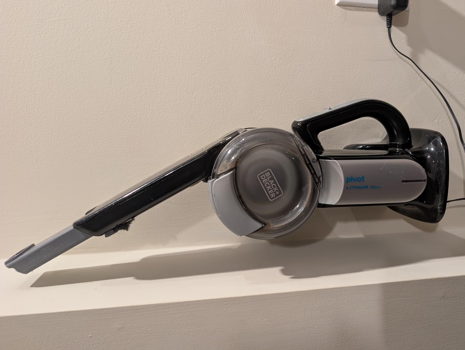 BLACK+DECKER dustbuster PIVOT VAC Handheld Vacuum Cordless, Hand Vacuum for Dorm, Car and Home, Portable with Crevice Tool and Pivot Nozzle (BDH2000PL) - Customer Photo 1