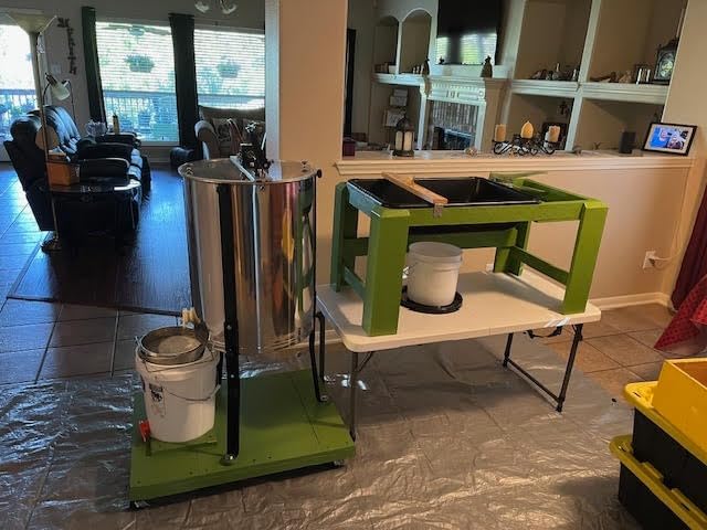 VIVO Electric Honey Extractor 8 Frame Rack (4 Deep Frames), Food Grade Stainless Steel Honey Processing Equipment, Powered Honeycomb Drum Spinner with Transparent Lid, BEE-V004E - Customer Photo 1