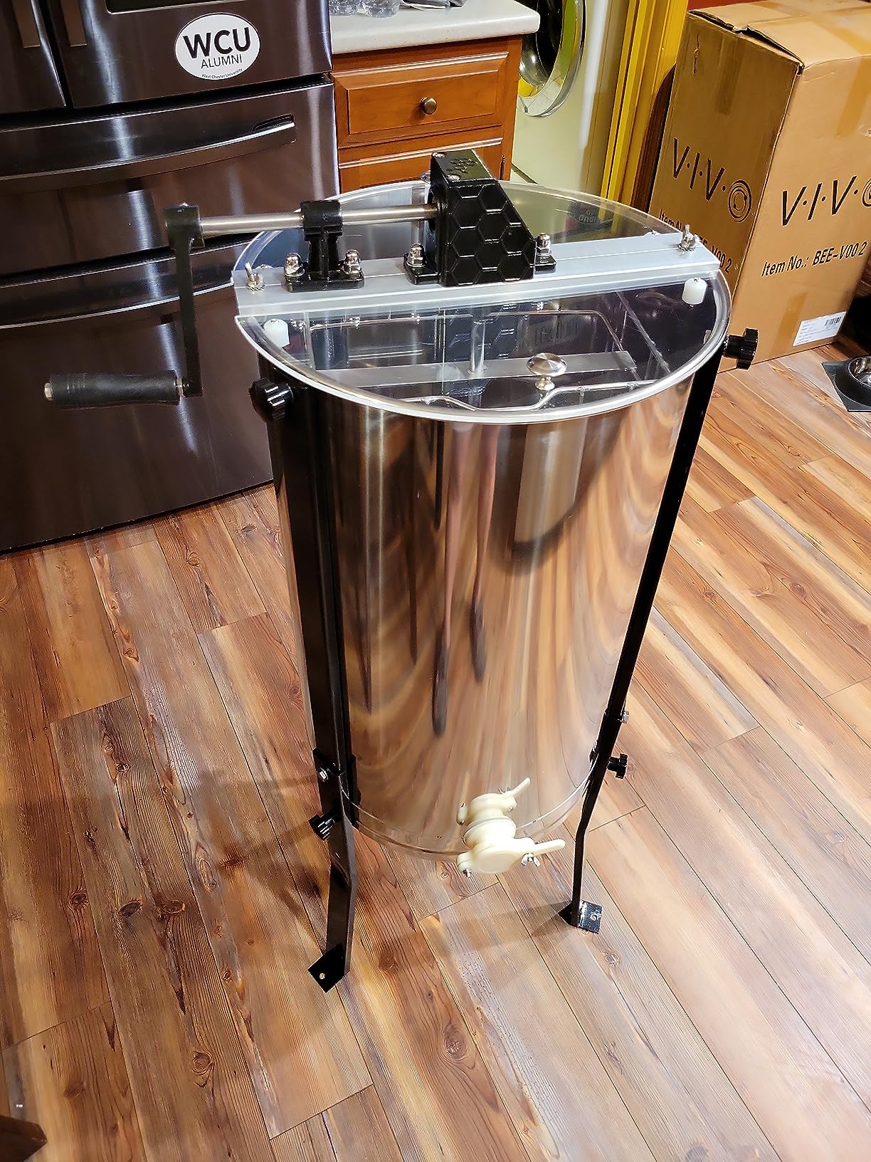 VIVO Electric Honey Extractor 8 Frame Rack (4 Deep Frames), Food Grade Stainless Steel Honey Processing Equipment, Powered Honeycomb Drum Spinner with Transparent Lid, BEE-V004E - Customer Photo 2