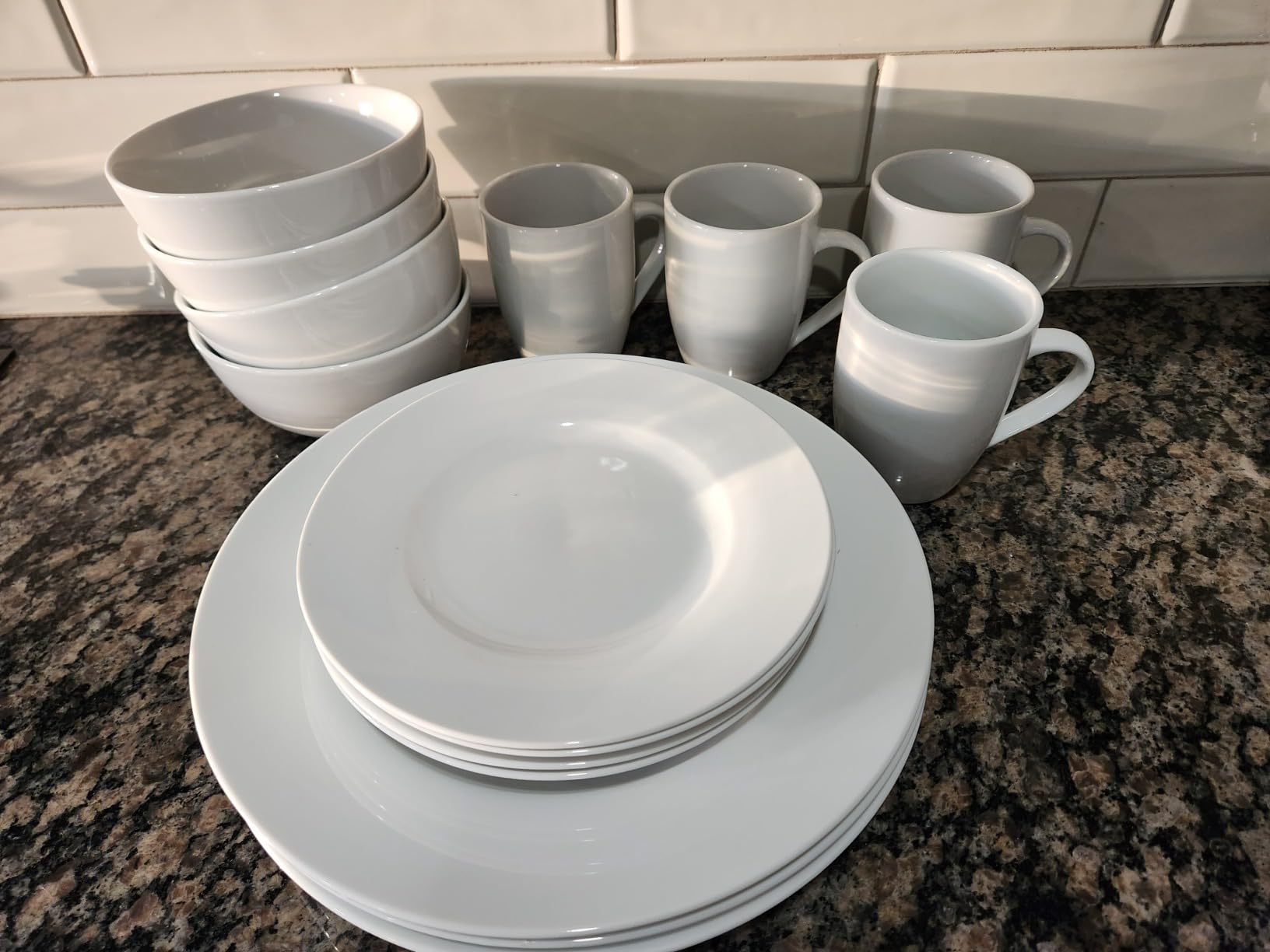 Amazon Basics 16-Piece Porcelain Kitchen Dinnerware Set with Plates, Bowls and Mugs, Service for 4 - White - Customer Photo 2