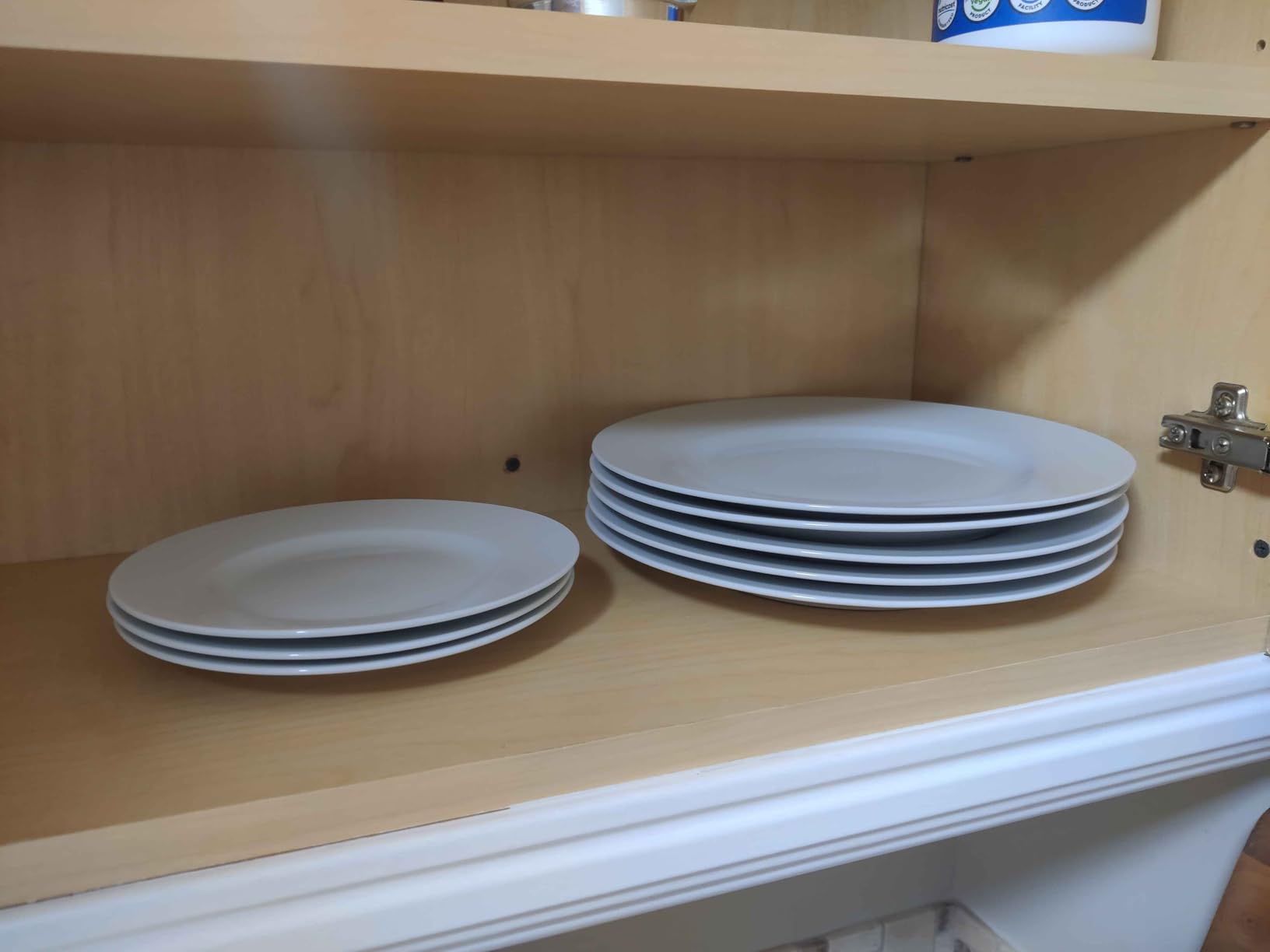Amazon Basics Kitchen Dinnerware Set, Microwave and Dishwasher Safe, Plates, Bowls, Service for 6, 18-Piece, White - Customer Photo 1