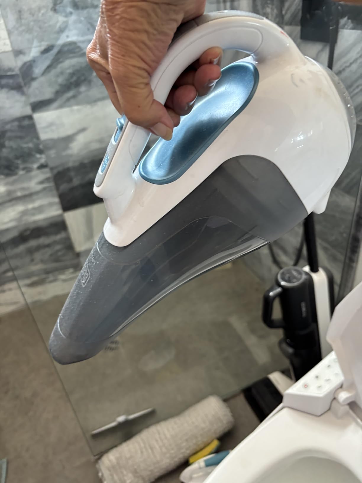 BLACK+DECKER dustbuster Cordless Handheld Vacuum, Portable Vacuum for Car and Home Rechargeable, Powerful Suction, Wide Mouth (HHVI315JO42) - Customer Photo 1